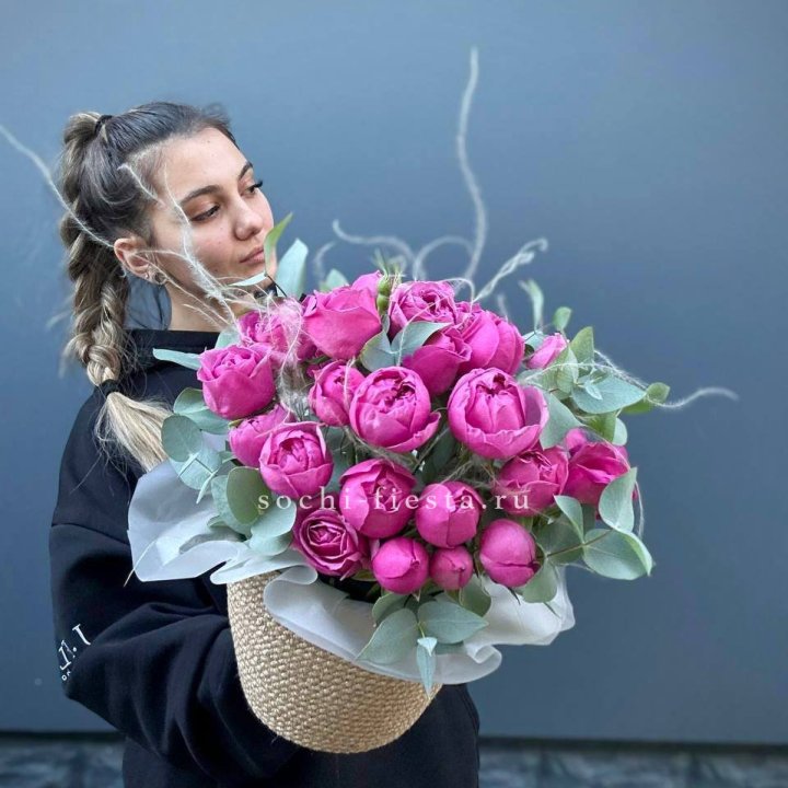 Пионовидные розы  в джутовом кашпо  в Смоленске