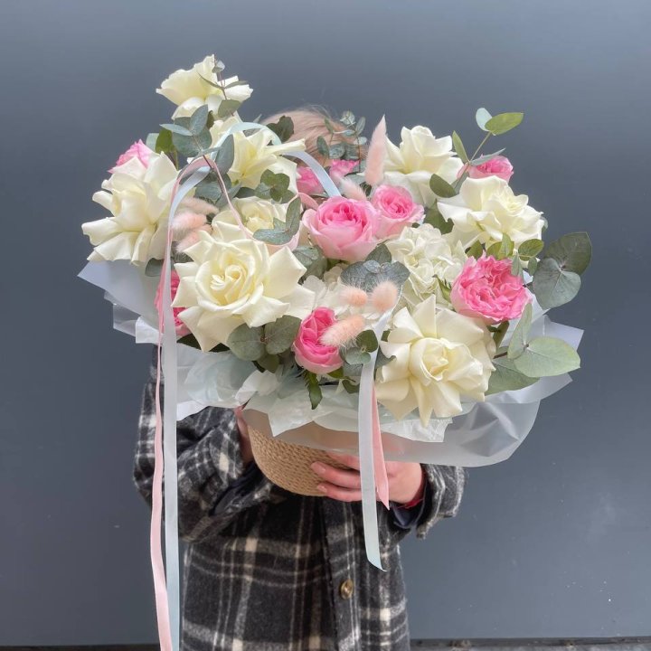 Кашпо с розами в Смоленске