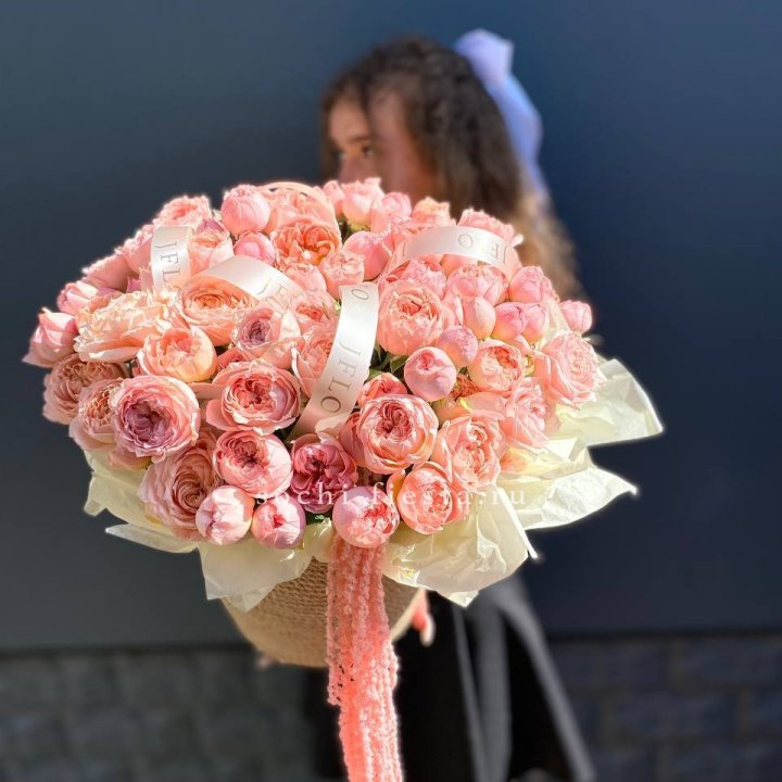 Кустовые розы Джульетта в джутовом кашпо в Смоленске