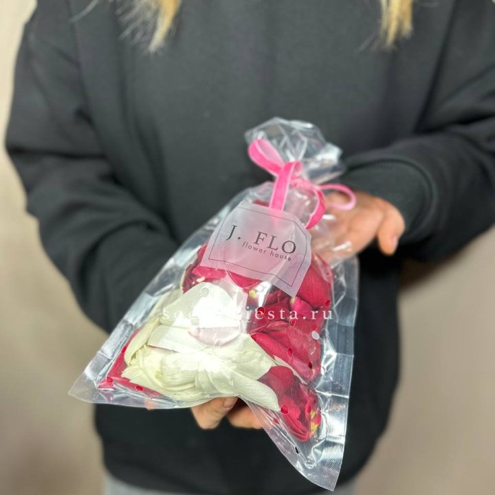 Лепестки роз в Смоленске