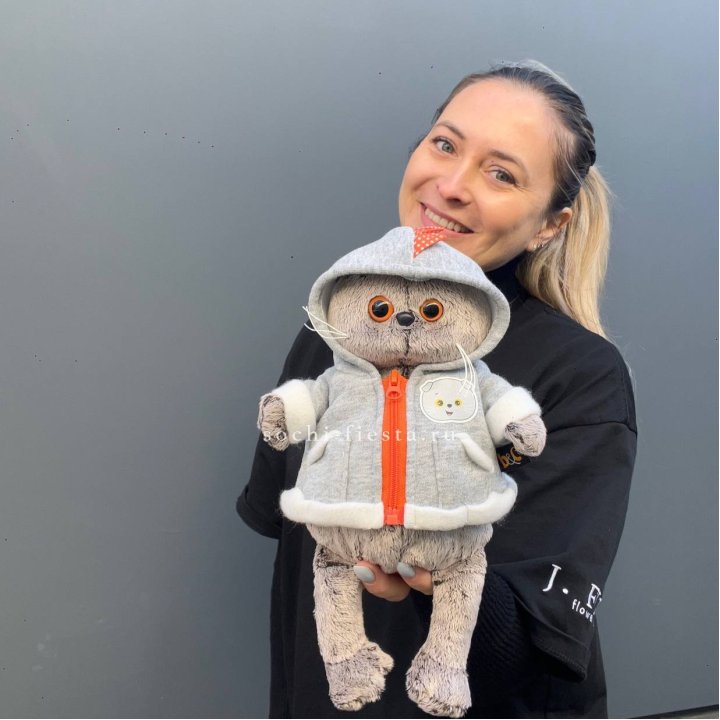 Кот Басик в толстовке в Смоленске