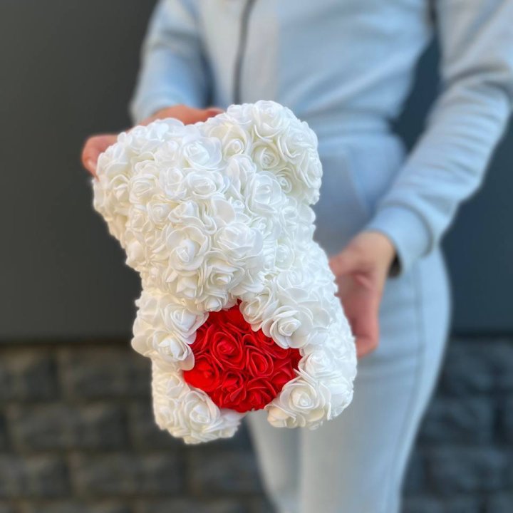 Медведь с красным седцем в Смоленске