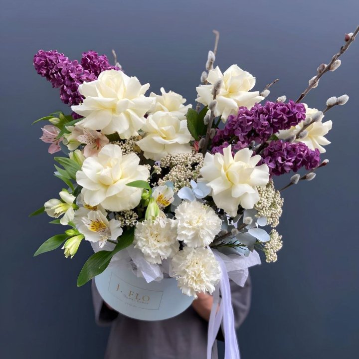 Цветочный бокс Французских роз и Сирени в Смоленске