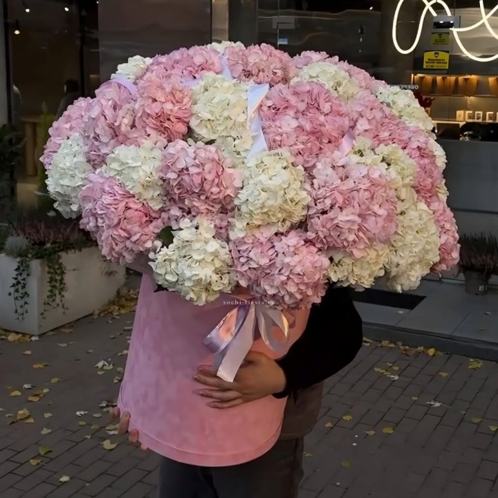 Дизайнерский цилиндр с гортензиями  в Смоленске