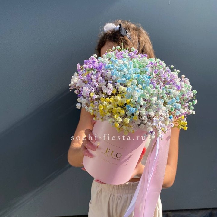 Радужные гипсофилы в шляпной коробке в Смоленске