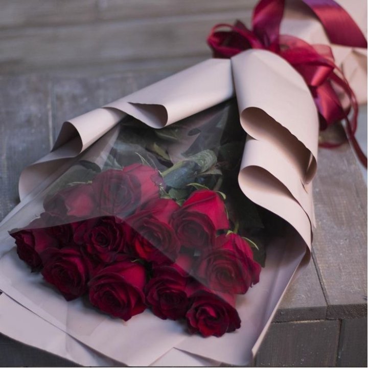 11 голландских роз в оформлении в Смоленске