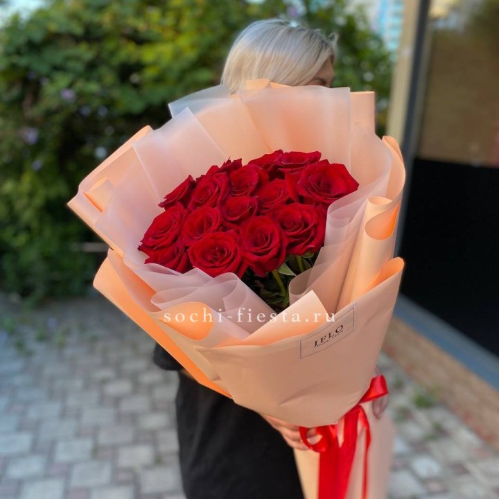 15 голландских роз в оформлении в Смоленске