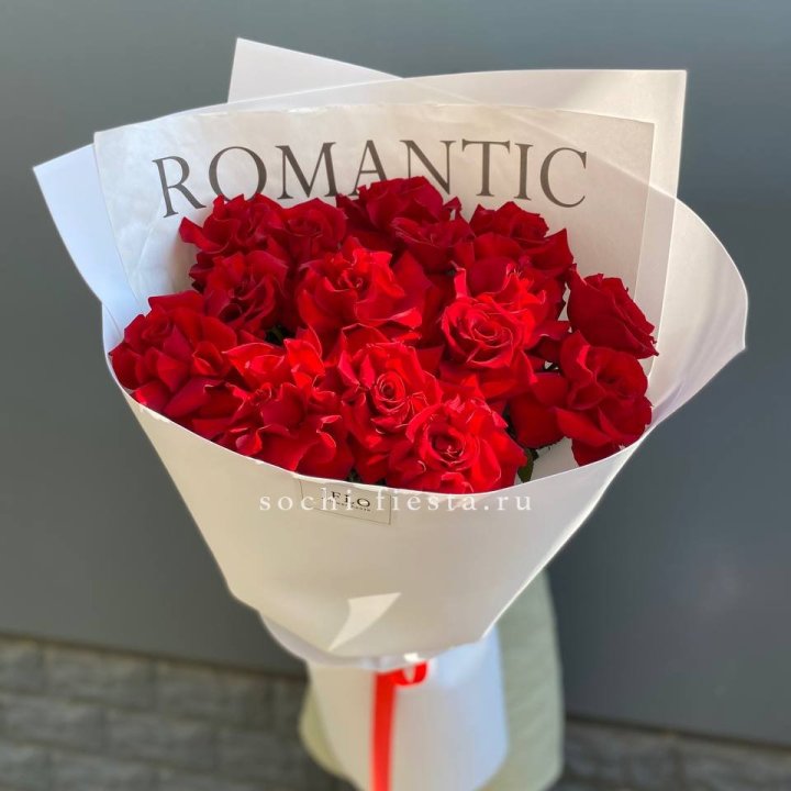 19 высоких роз в оформлении в Смоленске