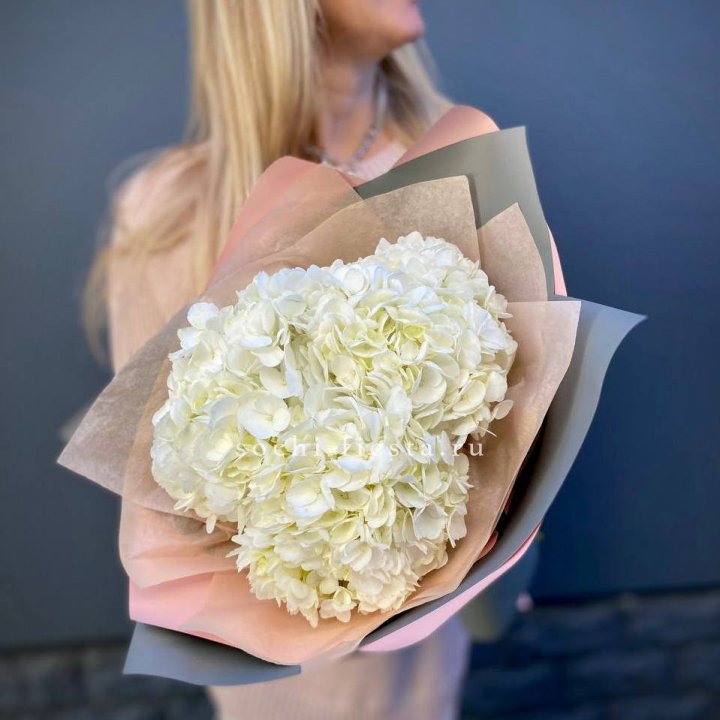 Букет из трёх белых гортензий в Смоленске