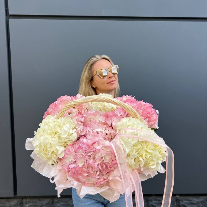 7 гортензий в корзине в Смоленске