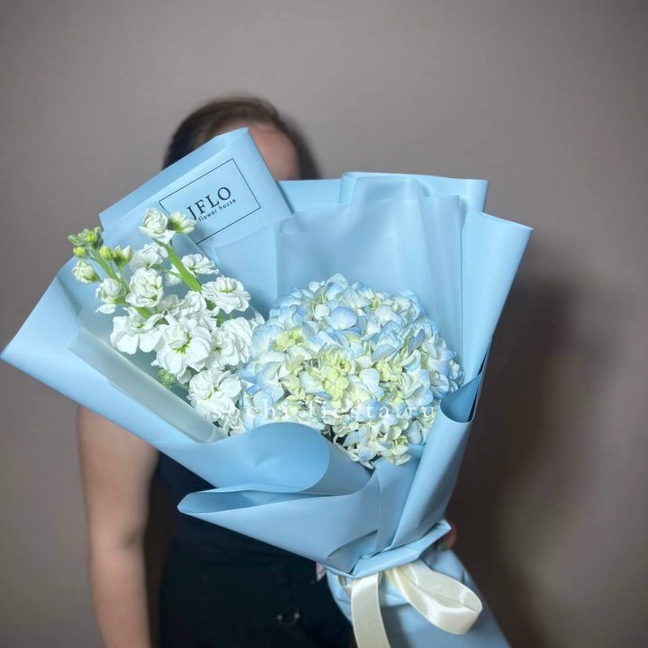 Гортензия голубая с маттиолой в Смоленске