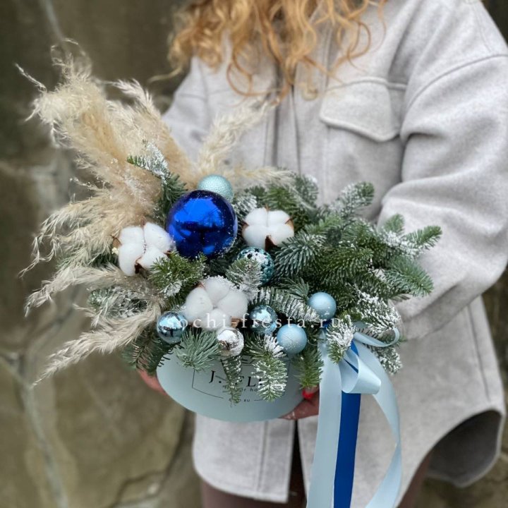 Новогодняя композиция в коробке блю в Смоленске