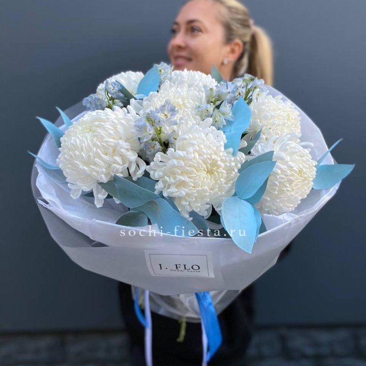 Букет хризантем Бигуди и дельфиниума  в Смоленске