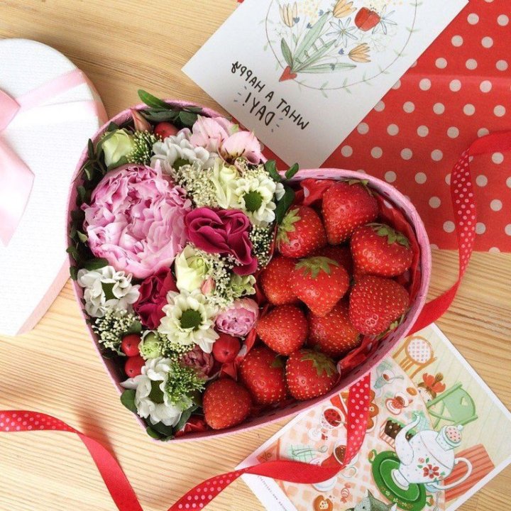 Бокс с клубникой и цветами в Смоленске