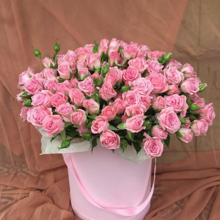 Кустовые розы в коробке в Смоленске