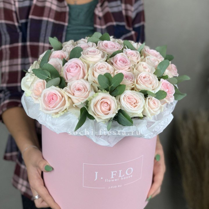 35 розовых роз в цилиндре в Смоленске