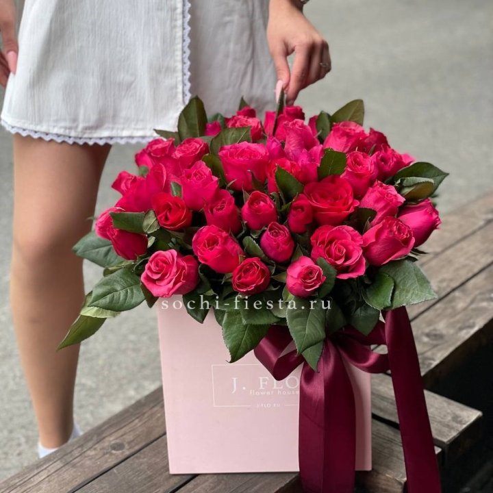 55 алых роз в кубе в Смоленске