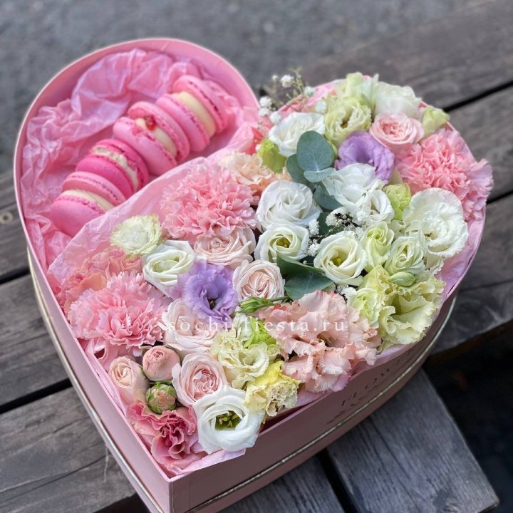 Бокс-сердце с макарон "Пинк" в Смоленске