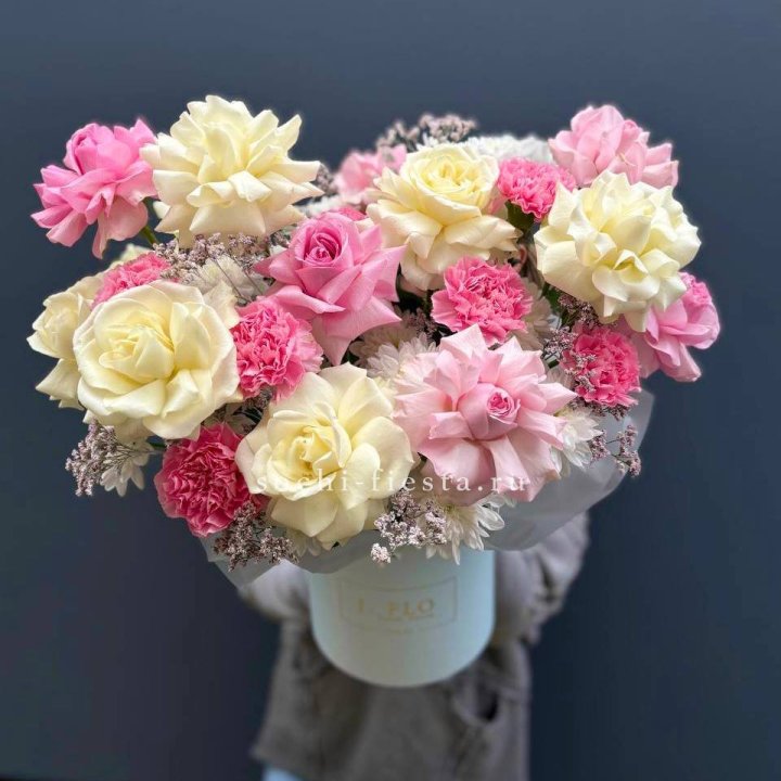 Коробка французских роз и диантусов "Бони" в Смоленске