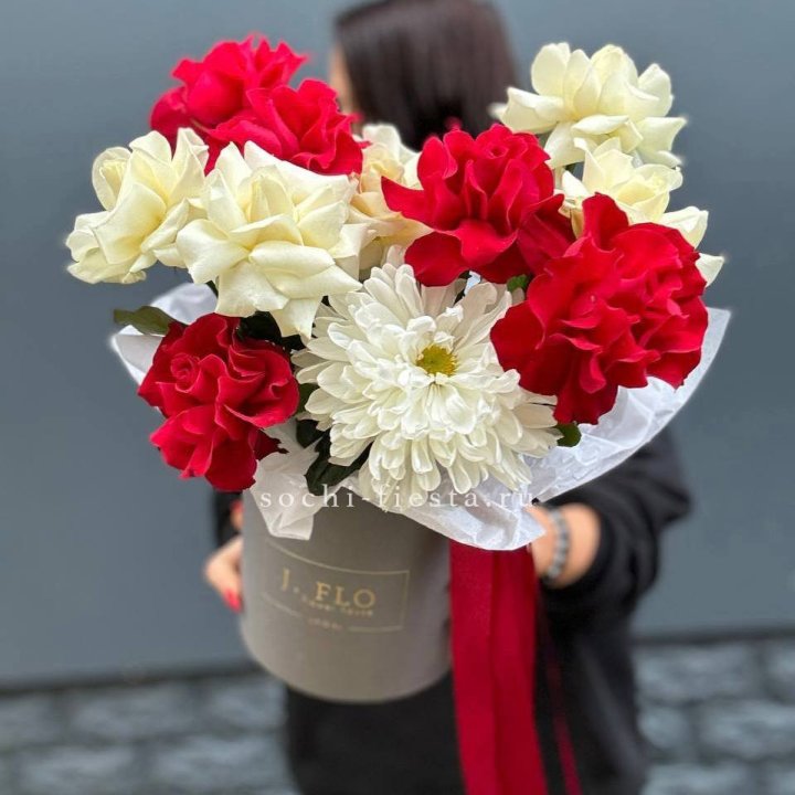 Французские розы с хризантемой в боксе в Смоленске