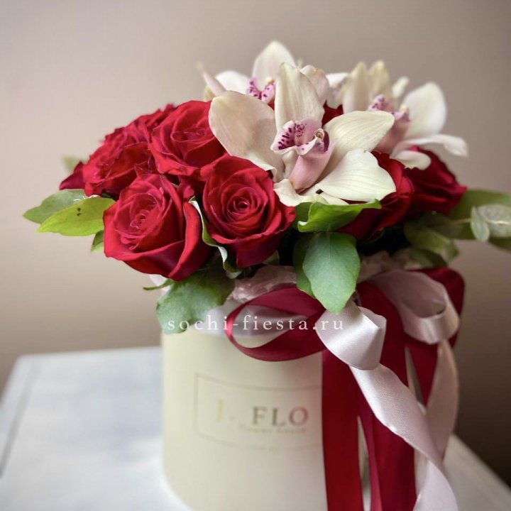 Розы и орхидеи в боксе в Смоленске