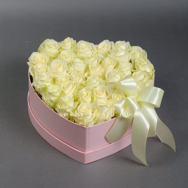 35 белых роз в коробке "Сердце" в Смоленске