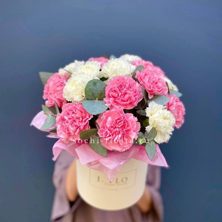 Диантусы в цилиндре в Смоленске