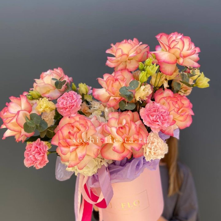 Бокс нежный с розами в Смоленске