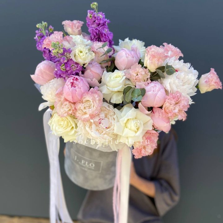 Дизайнерский цилиндр с пионами "Ривьера" в Смоленске