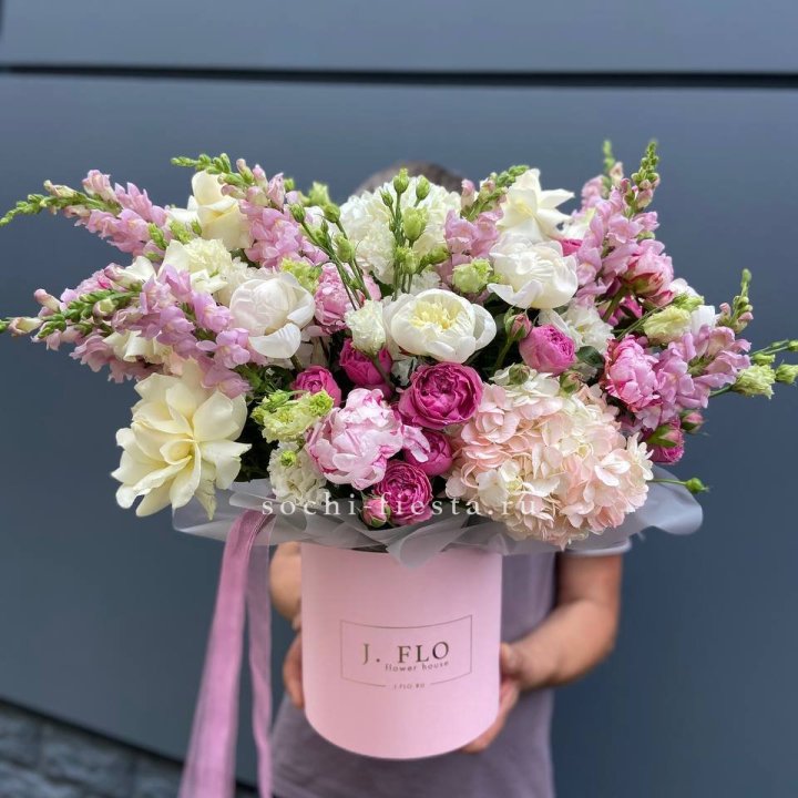 Дизайнерский цилиндр с пионами "Саманта" в Смоленске