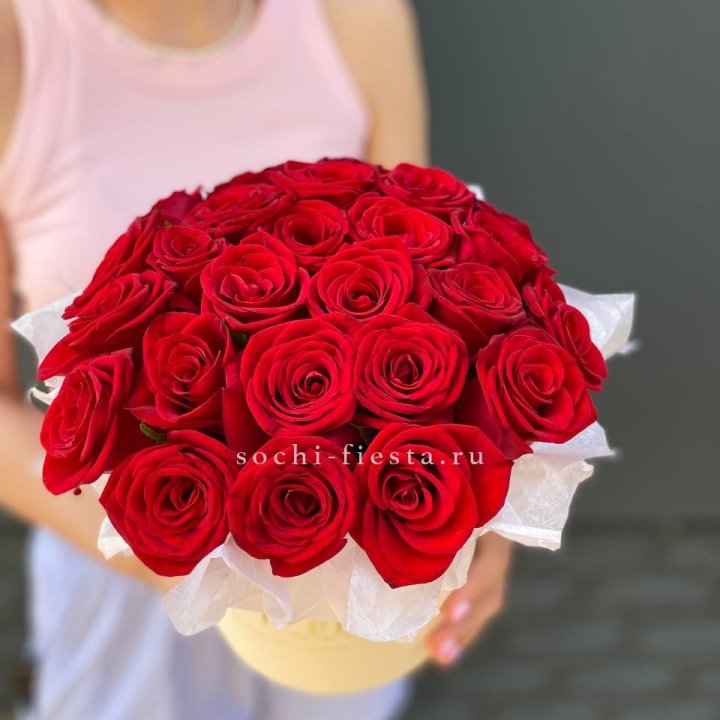 Красные розы в цилиндре в Смоленске
