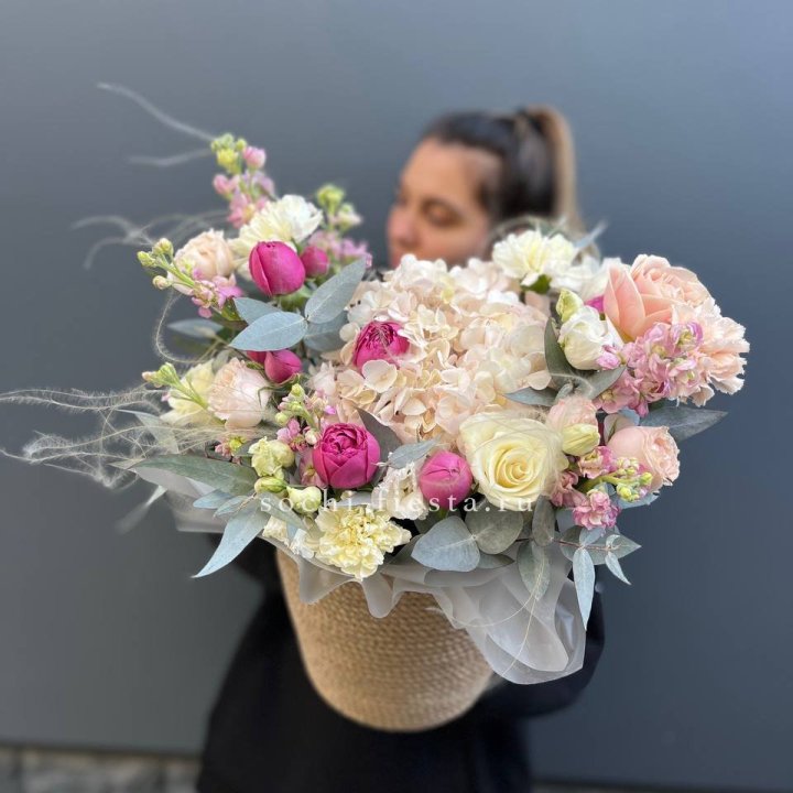 Цветочная композиция в джутовом боксе  в Смоленске