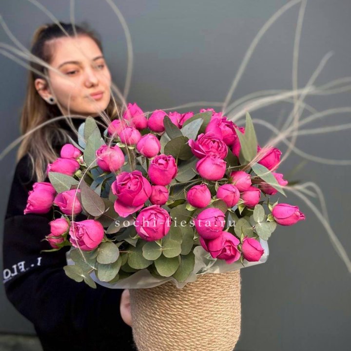 Пионовидные розы Мисти Бабблс в джутовом кашпо в Смоленске