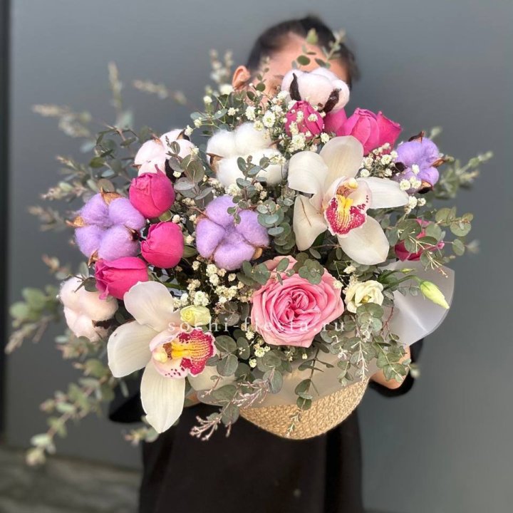 Орхидея и розы в джутовом кашпо в Смоленске