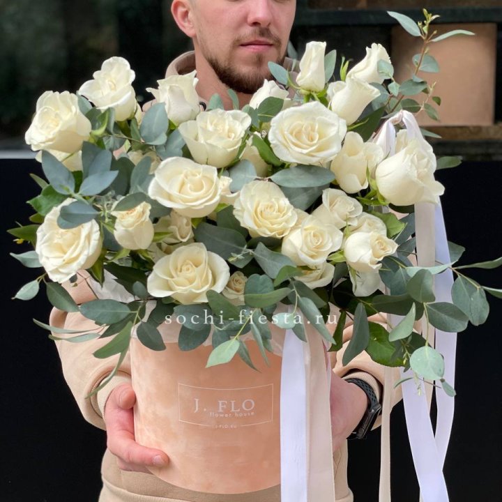 41 белая роз в бархатном боксе в Смоленске