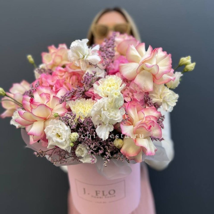 Цветочная композиция "Глория" в боксе в Смоленске