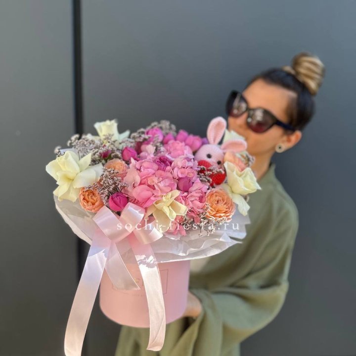 Дизайнерский цилиндр с игрушкой "Лола" в Смоленске