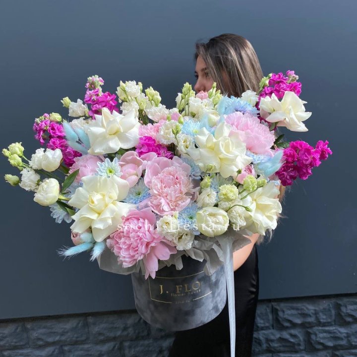 Дизайнерский цилиндр "Пионы гарден" в Смоленске