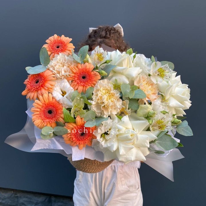 Розы и герберы в джутовом кашпо "Георгино" в Смоленске