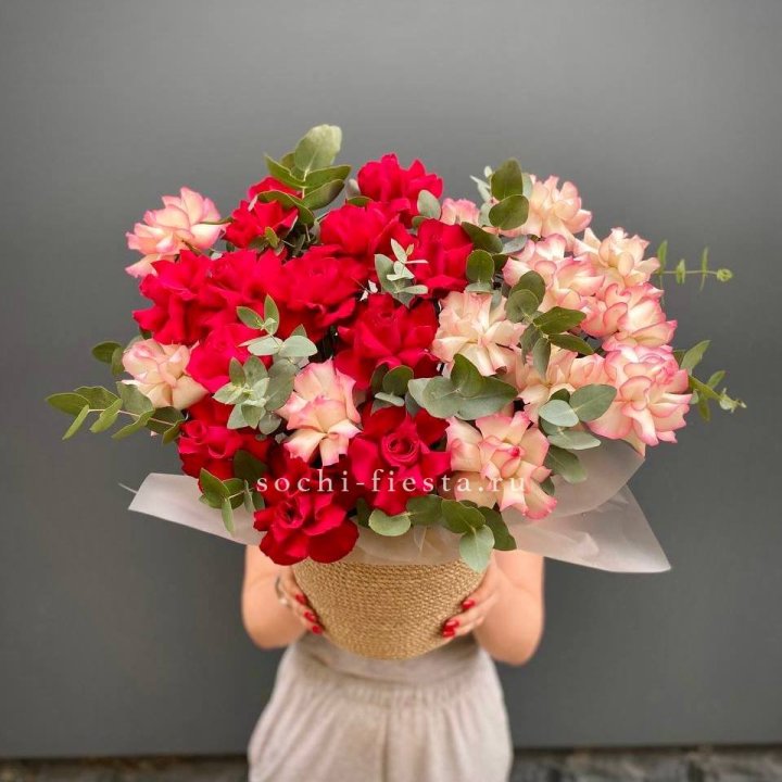 25 Французских роз в джутовом кашпо  в Смоленске