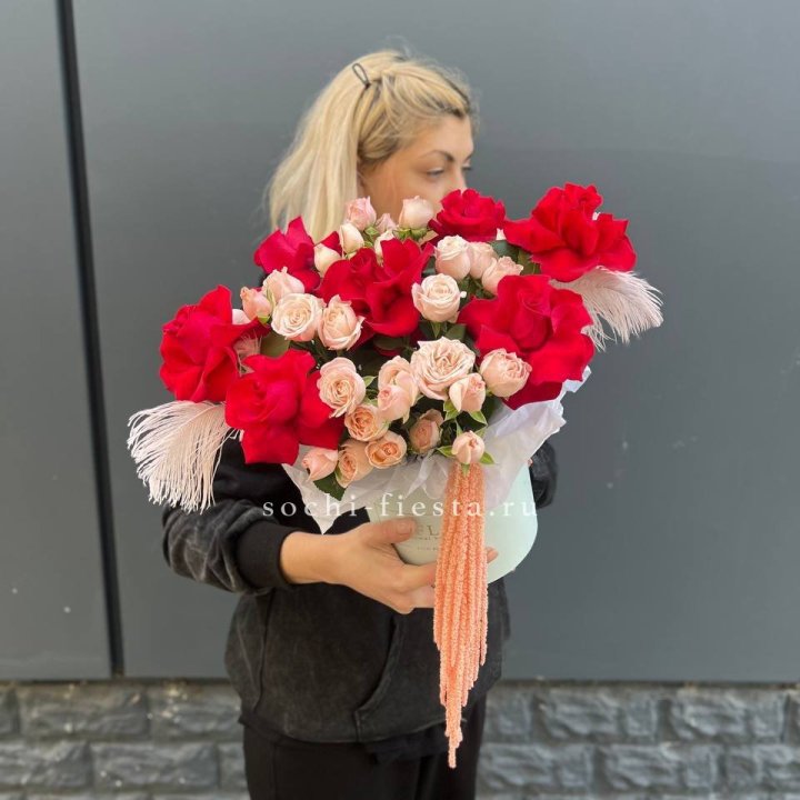 Бокс с нежными розами  в Смоленске