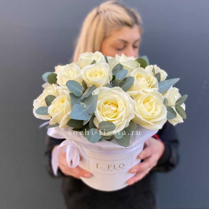 15 белых роз в боксе в Смоленске