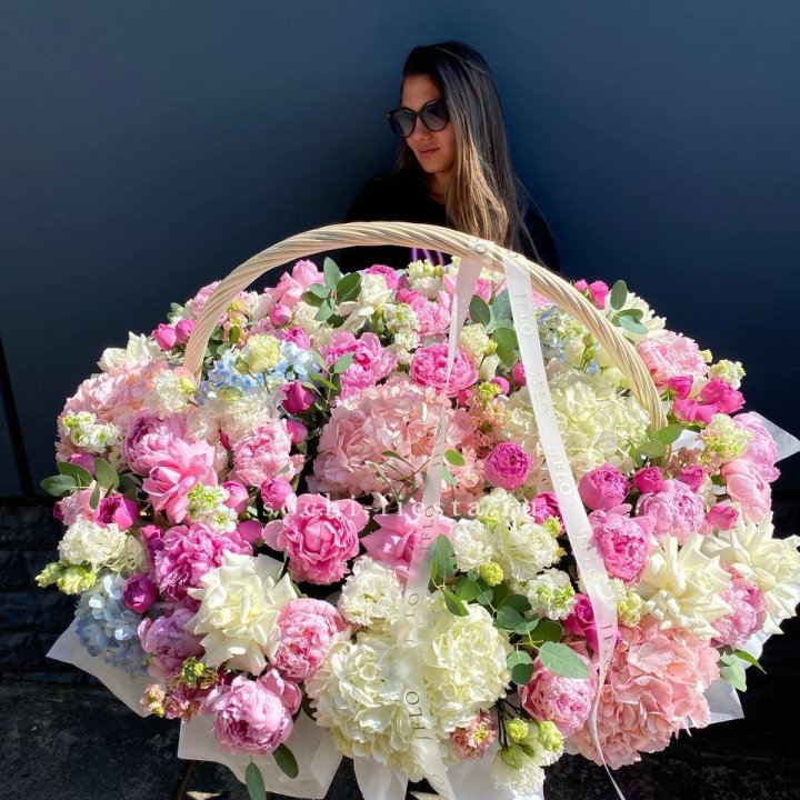 Цветочная корзина из пионов и пионовидных роз "Перфекте" в Смоленске