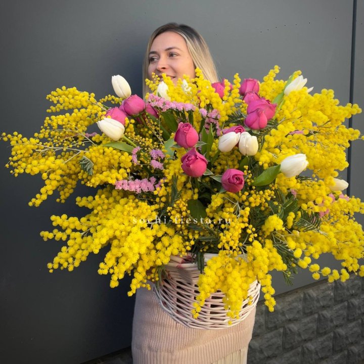 Цветочная корзина с мимозой "Спринг" в Смоленске