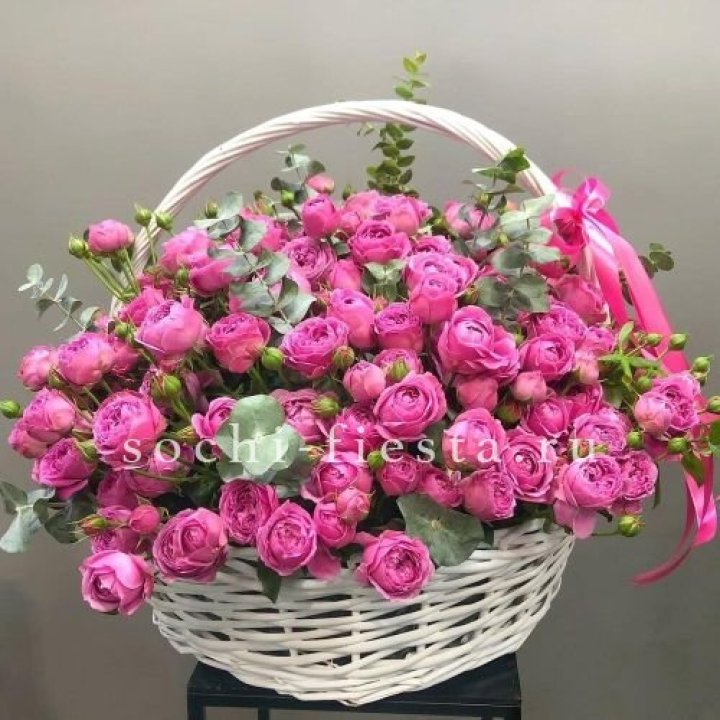 65 пионовидных кустовых роз в корзине в Смоленске