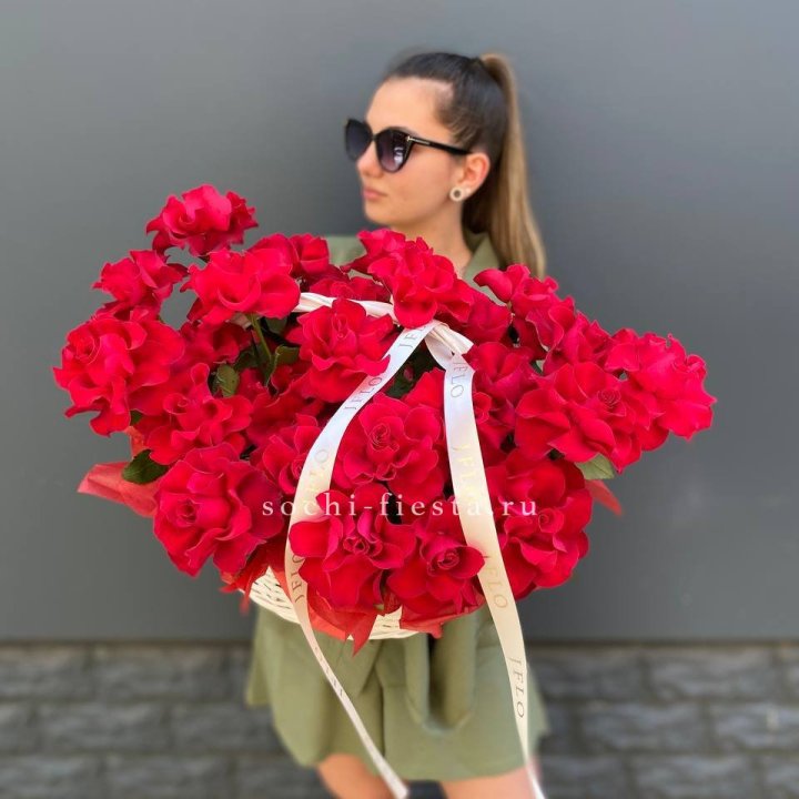 Красные французские розы в корзине в Смоленске