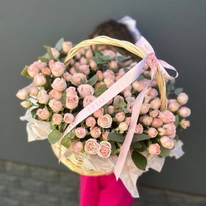 Корзина кустовых пионовидных роз в Смоленске