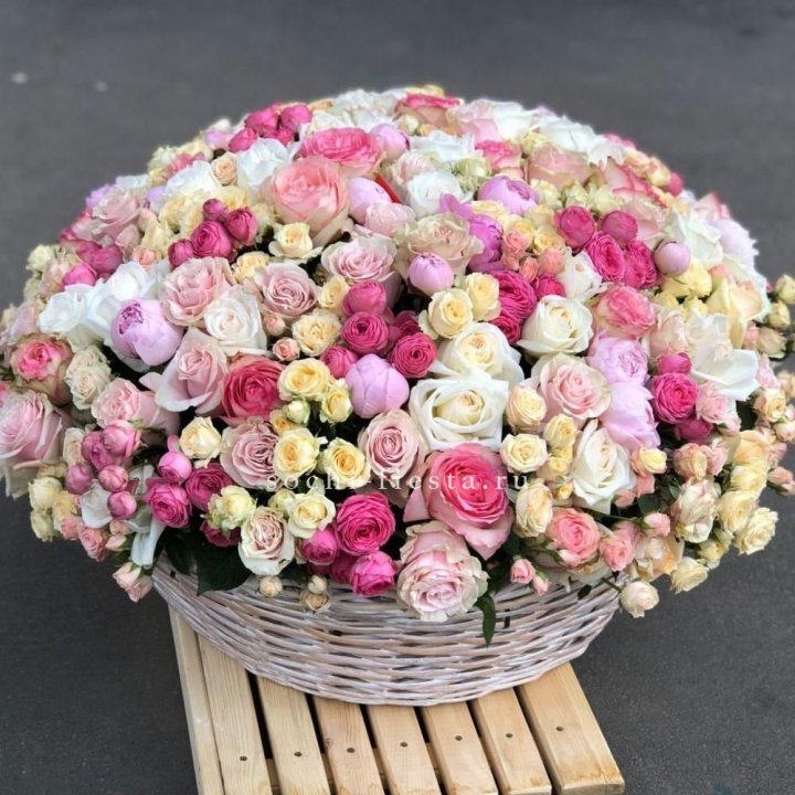 Цветочная корзина из пионов и пионовидных роз "Юниверсити" в Смоленске