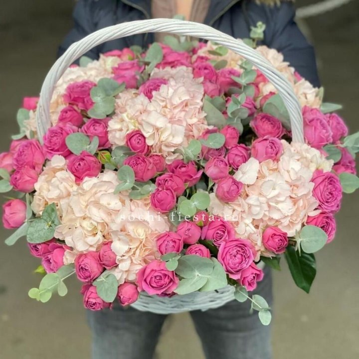 Корзина с гортензией и Мисти Баблс в Смоленске