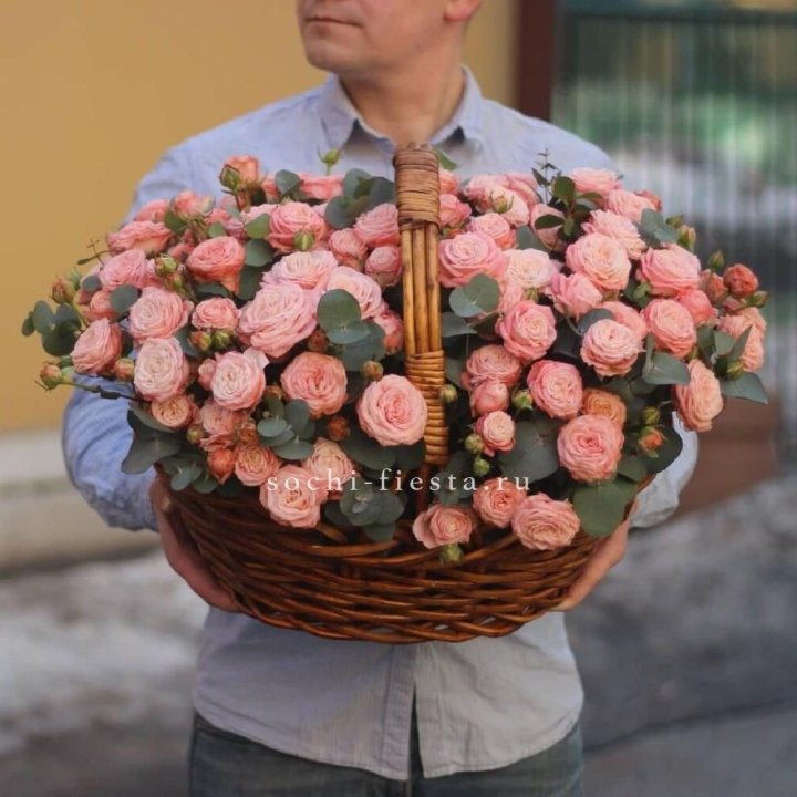 Корзина из 101 пионовидной розы в Смоленске